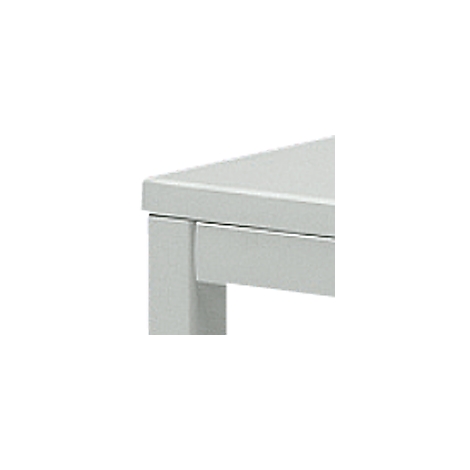 Gros plan sur le bord d'une table gris clair. Le plateau dépasse légèrement du bord.