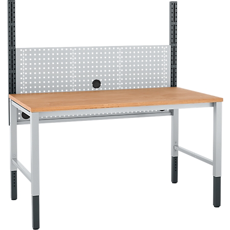 Grijze werkplaats tafel met pegboard en zwarte poten. Achter het tafelblad zijn twee verticale steunen met geperforeerde platen bevestigd.