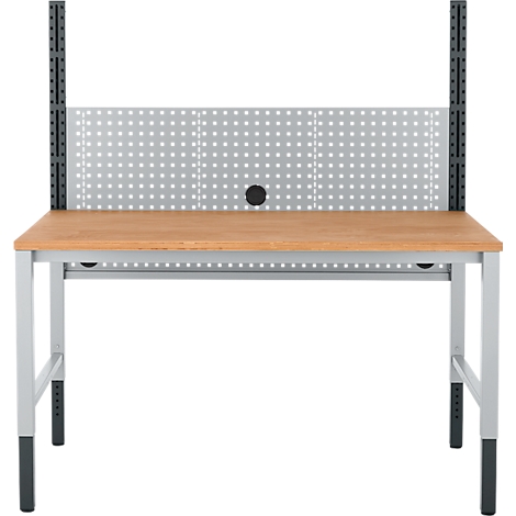 Een witte werkbank met een geperforeerde achterwand tegen een witte achtergrond.