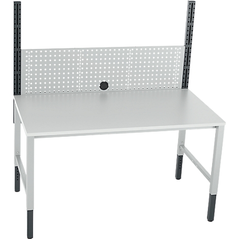 Witte bureau met grijze poten en een scheidingswand. De scheidingswand heeft horizontale groeven. De afbeelding toont de zijaanzicht.