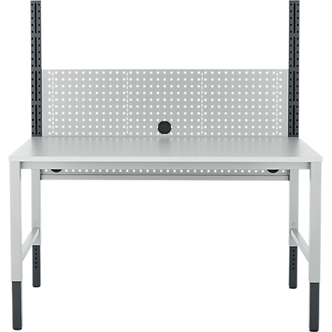 Witte werkbank met pegboard en zwart frame. Op een witte achtergrond.
