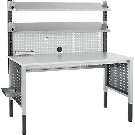 Een witte werkbanktafel met planken, gaatjesbord en grijze poten tegen een witte achtergrond.