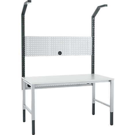 Werkbank met pegboard. Frame, tafelblad en pegboard zijn lichtgrijs. De zwarte steunen houden de lampen vast.