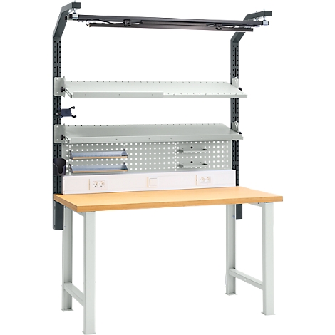 Werkbank met houten blad, metalen frame en pegboard met planken en verlichting.