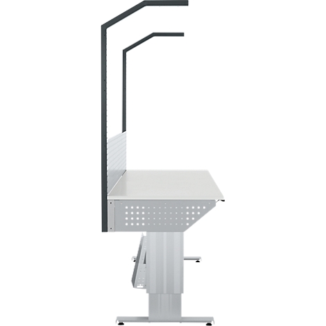 Een in hoogte verstelbaar metalen bureau. Het heeft een wit tafelblad en een geperforeerde voorkant.