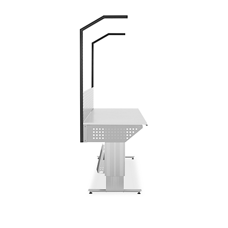 Wit bureau, zijaanzicht, tegen een witte achtergrond. Boven het bureau een zwart frame met twee horizontale balken.