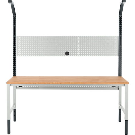 Werkbank met houten blad en gaatjesbord. Grijze metalen poten en beugels. Een witte achtergrond.