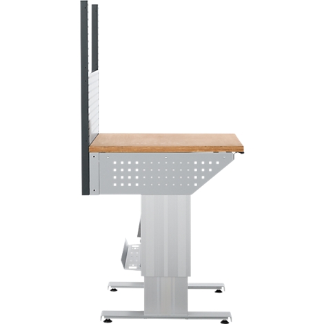 Zijaanzicht van een bureau. Rechthoekig houten blad, met een grijze opbergplank. In hoogte verstelbaar, op vier poten.