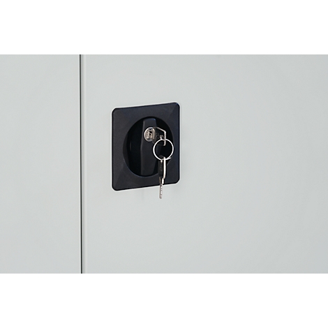 Zwart slot met sleutels op witte kast.