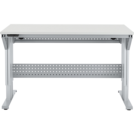 Witte bureau met zilverkleurig metalen frame. Onder het tafelblad bevinden zich geperforeerde metalen stutten.
