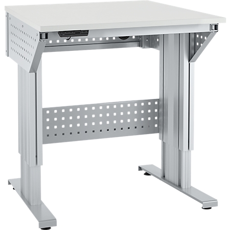 Een in hoogte verstelbaar wit bureau op zilveren poten, met perforaties en kabelaansluiting.