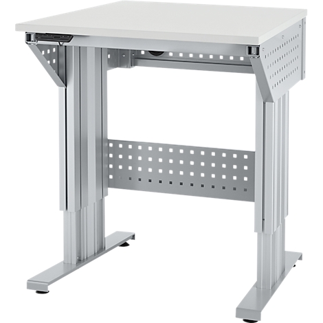 Een witte, vierkante desk met zilveren verstelbare poten en een geperforeerd zijpaneel. Het staat tegen een witte achtergrond.