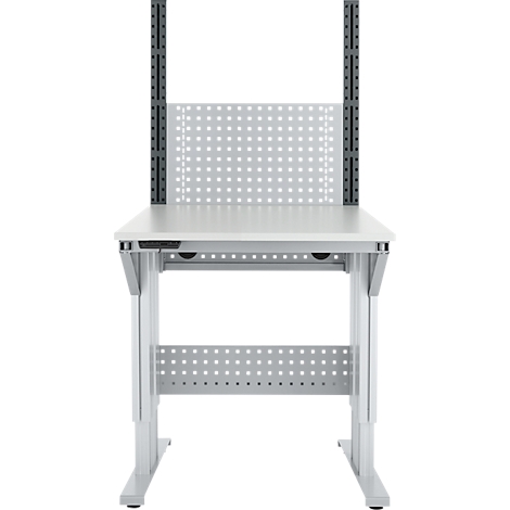 Een witte, in hoogte verstelbare bureau met pegboard en zwarte beugels.