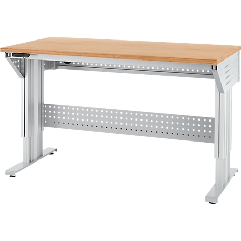 Een in hoogte verstelbaar bureau met een licht houten blad en zilverkleurige metalen poten.