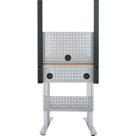 Werkbank met geperforeerd paneel en zwarte knoppen. Metalen frame en donkere kolommen.