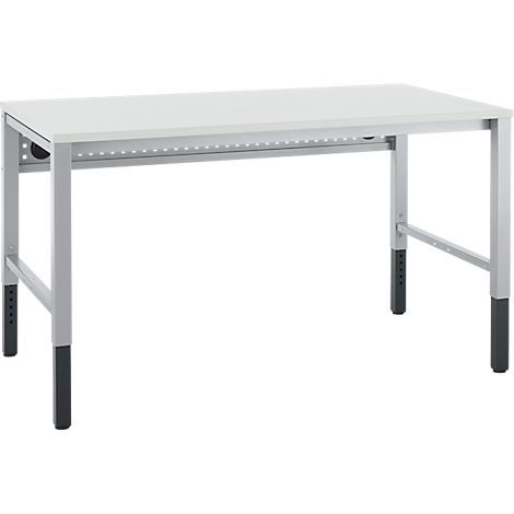 Een witte bureau met zilveren metalen poten en zwarte voeten. De poten van de tafel zijn in hoogte verstelbaar.