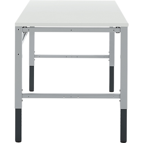 Een witte tafel met grijze metalen poten en zwarte voetkappen tegen een witte achtergrond.
