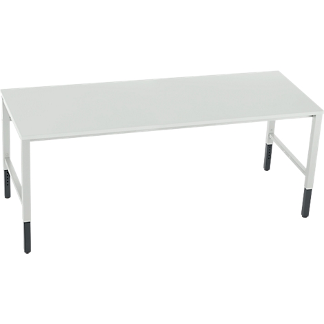 Witte rechthoekige tafel met metalen poten en zwarte voeten op witte achtergrond.