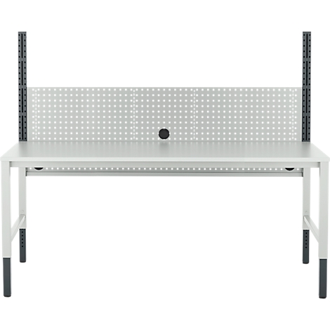 Witte bureau met pegboard. Twee zwarte balken, pegboard met gatenpatroon, zwarte voeten.