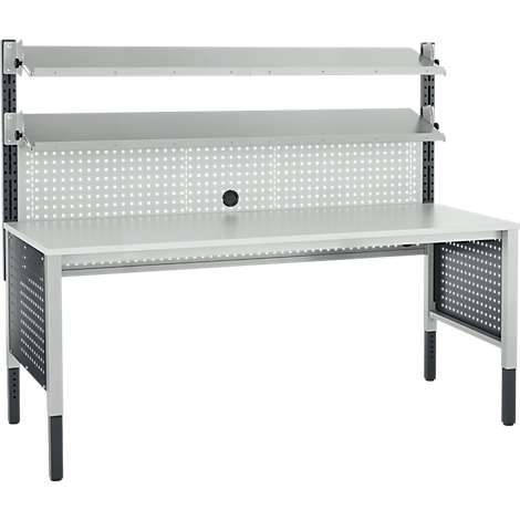 Metalen werkbank met geperforeerde achterwand, twee planken en zwarte voeten.