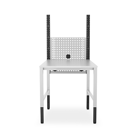 Een witte bureau met een geperforeerde achterwand en zwarte accenten. De achtergrond is wit.