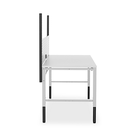 Wit bureau met zwart scheidingswand, zijaanzicht.