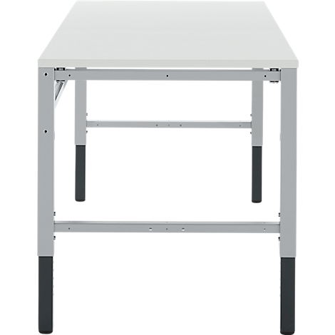 Witte bureau met metalen poten en zwarte voetkappen. Het staat op een witte achtergrond.