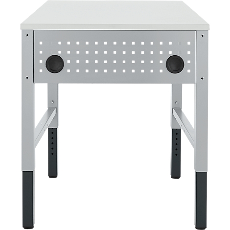 Een witte bureau met geperforeerd paneel en zwarte kabeldoorvoergaten. De poten zijn in hoogte verstelbaar.