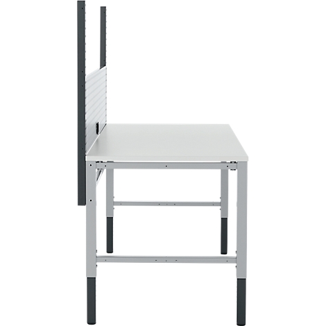 Bureau met wit tafelblad en grijze metalen poten. Aan de linkerkant is een grijze scheidingswand bevestigd.