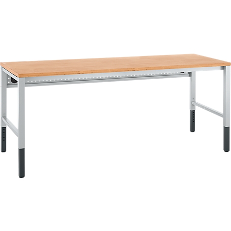 Een rechthoekige werktafel met licht houten fineer, zilveren metalen poten en zwarte verstelbare voeten.
