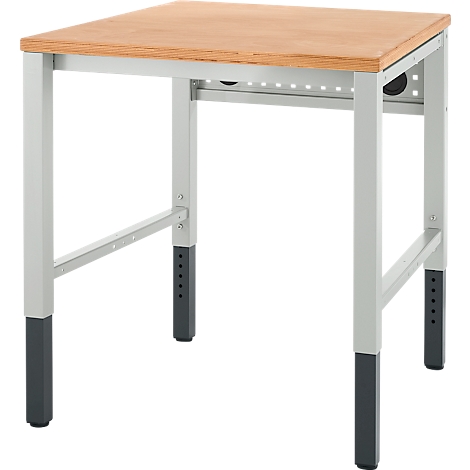 Een vierkante werktafel met een lichtbruin houten blad en grijs-zilveren metalen poten. De tafelpoten zijn in hoogte verstelbaar.