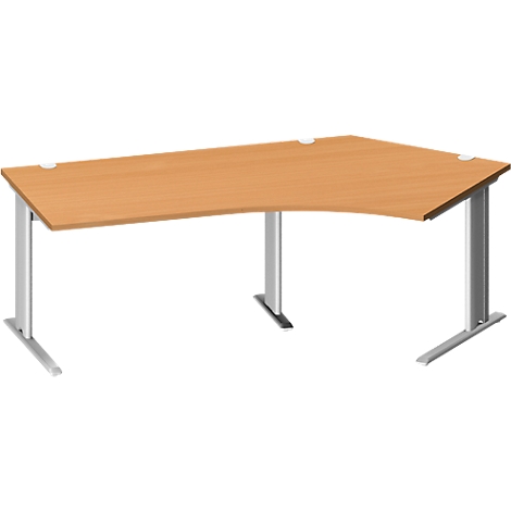 Ein beiger Eckschreibtisch mit silbernen Beinen vor weißem Hintergrund.