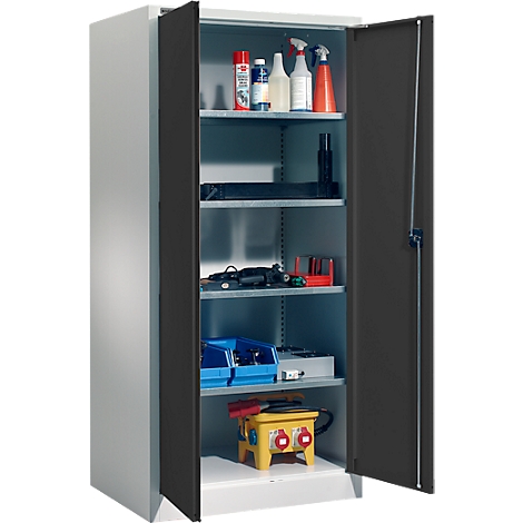 Un armario de acero abierto con varios productos y herramientas en estantes. Las puertas grises están abiertas.