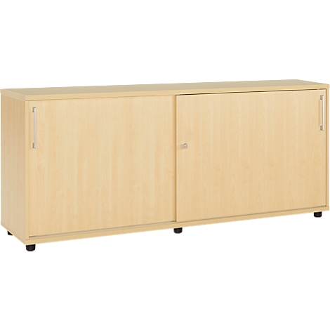Lichtbruine kast met twee schuifdeuren. Op kleine, zwarte wielen. De handgrepen zijn zilver.