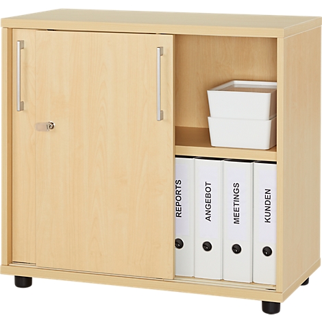 Lichtbruine kast met schuifdeur. Achterin witte mappen met labels en opbergmanden.