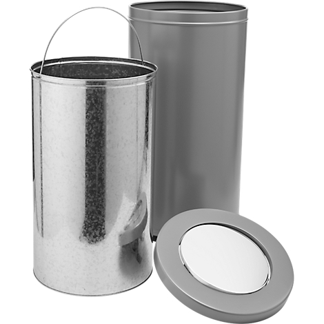Drie metalen containers. Eén met handvat, één zonder deksel, de derde met deksel.