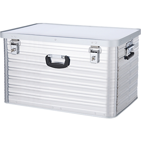 Silberne Aluminiumbox mit schwarzem Griff und zwei Verschlüssen. Geriffelte Oberfläche.