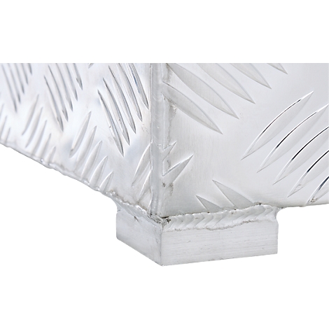 Detailaufnahme einer silbernen, geriffelten Aluminiumstruktur. Die Oberfläche weist ein diagonales Rautenmuster auf.