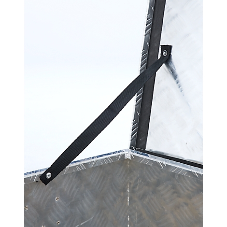 Detailaufnahme: Schwarzer Metallwinkel an einer Ecke mit Riffelblech. Ein schwarzer Gurt stabilisiert das Element.
