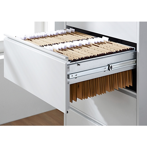 Cajón abierto de un archivador con archivos colgantes y tarjetas de índice. El cajón es de metal.