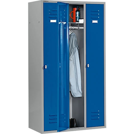 Taquilla azul-gris, una puerta abierta. Dentro, estante con botella, chaqueta en barra, botas en el suelo.