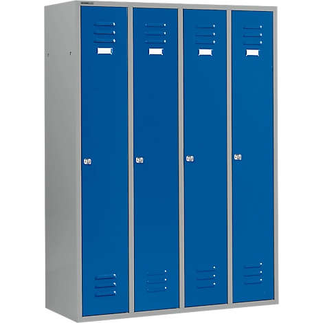 Cuatro taquillas azules con rejillas de ventilación, manijas y placas de identificación. Están uno al lado del otro.