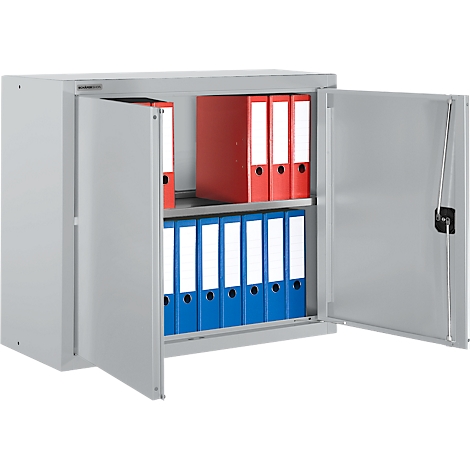 Armario de acero gris con puertas abiertas, lleno de archivadores rojos y azules.