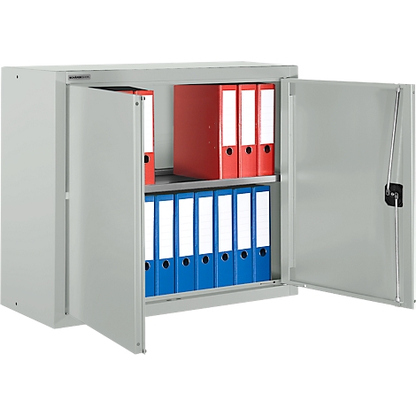 Armario de acero gris con dos puertas abiertas, lleno de carpetas rojas y azules.