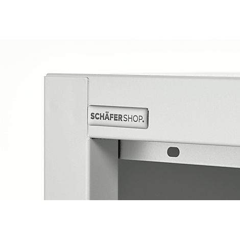 Gros plan d'une étagère blanche avec le logo "SCHÄFERSHOP".