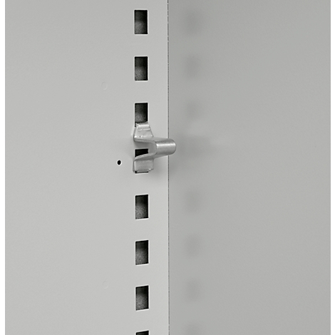 Gros plan d'une armoire grise avec un support métallique. L'intérieur de l'armoire est fendu.