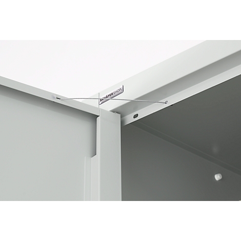 Gros plan d'un coin d'armoire avec raccord filaire. Sur fond blanc. Le nom du fabricant est reconnaissable.