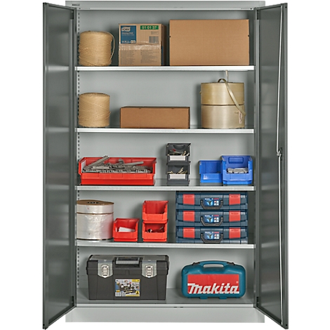 Armoire métallique ouverte remplie d'outils, de boîtes et de bobines. Des boîtes à outils, des bacs à petites pièces et des fournitures d'emballage sont sur les étagères.