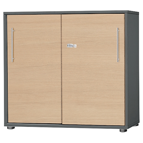 Une armoire grise avec deux portes en bois clair et des poignées verticales en métal. Les portes sont fermées, une poignée est au milieu.