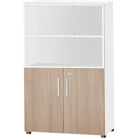 Armoire haute, blanche avec portes en bois et deux étagères. Les portes ont des poignées argentées.